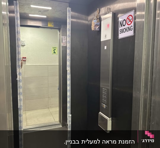 התקנת מראה גבוהה בתוך מעלית עם סרטי הדבקה ותמיכת עץ